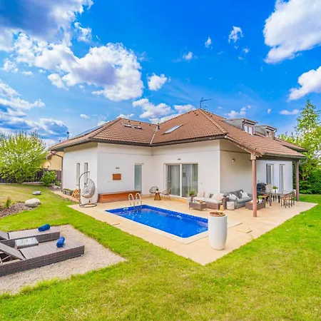 Vila Sara S Bazenem A Infrasaunou Na Kraji Prahy Zbuzany Exterior photo
