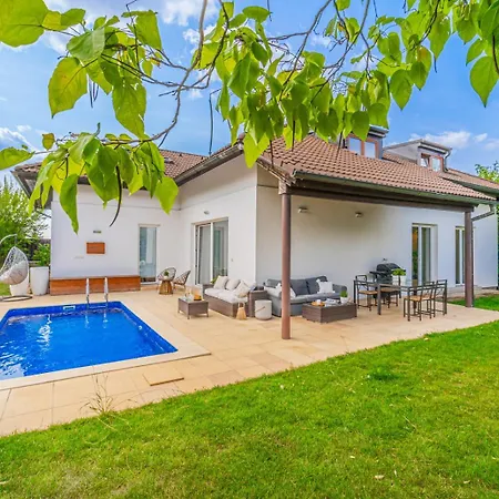 Vila Sara S Bazenem A Infrasaunou Na Kraji Prahy Zbuzany Exterior photo