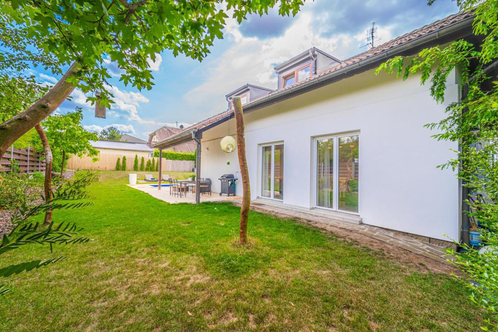 Villa Sara S Bazenem A Infrasaunou Na Kraji Prahy Zbuzany